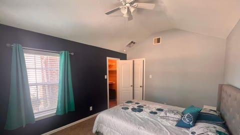 Cheap, Cozy Bedroom Near Houston Premium Outlets. Vacation rental in Cypress