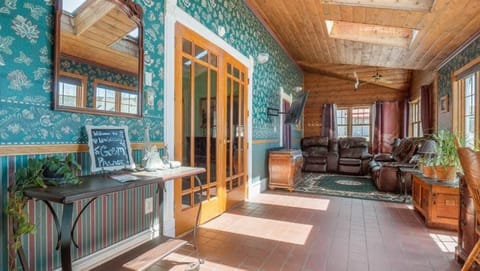 Gem Palace with Hot Tub Sauna House in Leadville