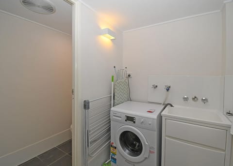 Coast Apartments Large 2 Bed 1 Bathroom with Pool Apartment in Hervey Bay