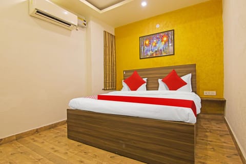 OYO Hotel Yuvraj Hotel in Noida