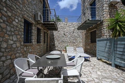 Property building, Patio, Day, Balcony/Terrace