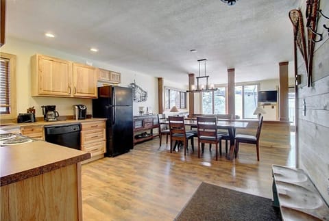 New Listing - Slopeside condo with Private Hot Tub House in Granby