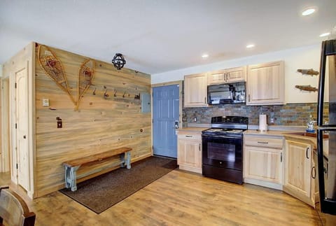 New Listing - Slopeside condo with Private Hot Tub House in Granby
