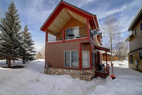 Cozy Mountain Home skiing fishing and more House in Granby