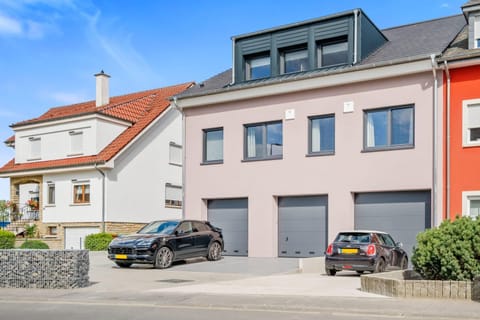 Property building, Day, Neighbourhood, Street view, Location, Parking