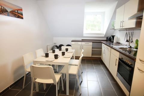 Coffee/tea facilities, Kitchen or kitchenette, Dining area, pet friendly, stove