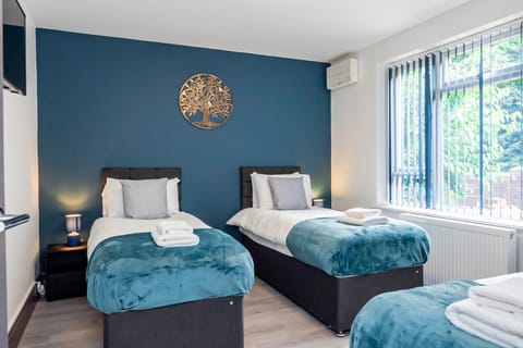 Executive 8beds 3bath Contractors Welcome Parking House in Southampton