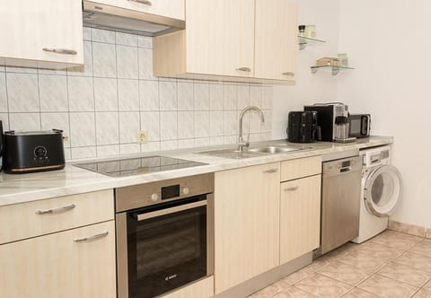 Kitchen or kitchenette, dishwasher, minibar, washing machine