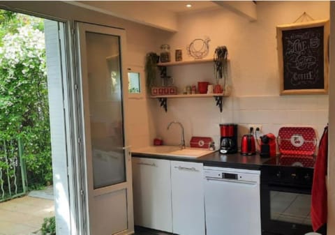 Coffee/tea facilities, Kitchen or kitchenette, dishwasher, fireplace, oven, stove, toaster, washing machine