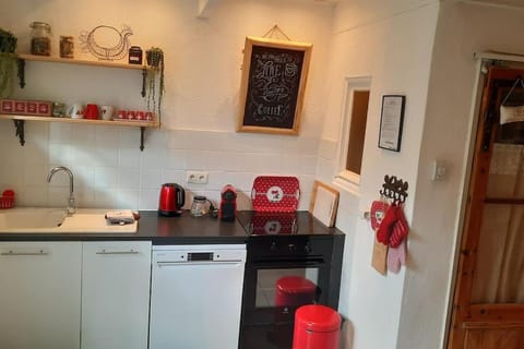 Coffee/tea facilities, Kitchen or kitchenette, minibar, oven, pet friendly, stove, toaster