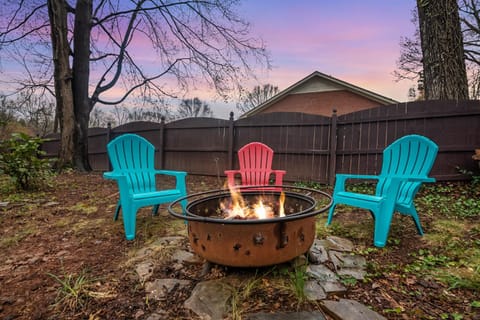 Cozy & Relaxing Home, Hot Tub, Fire Pit, Deck House in Greensboro