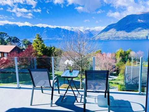 View (from property/room), Balcony/Terrace, Lake view, Mountain view