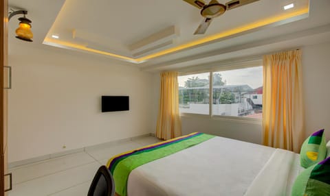 Bed, TV and multimedia, Photo of the whole room, Bedroom