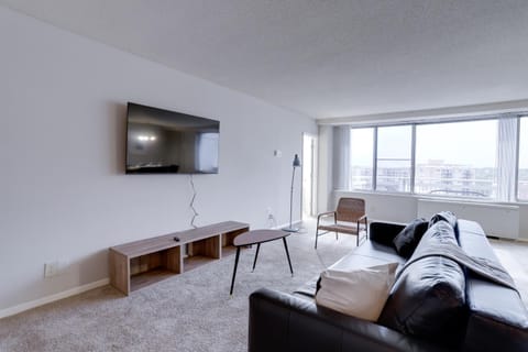 Fantastic 2 BR Apt + Den @Crystal City With Gym Condo in Crystal City