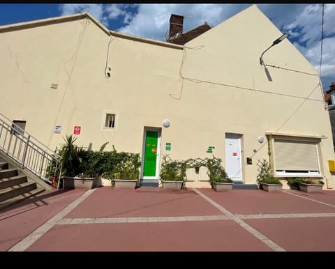 Bundle 2 Apparts, 12 person - Parking, station, beach Apartment in Calais