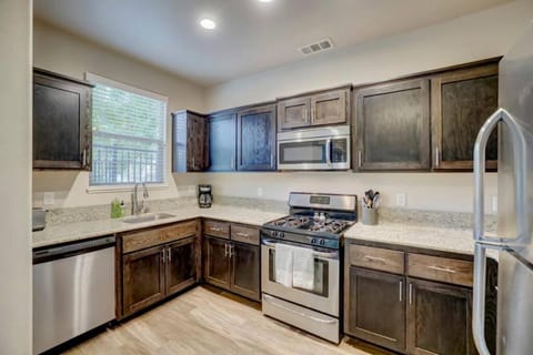 Tranquil Town Home with King Beds Condo in Chico