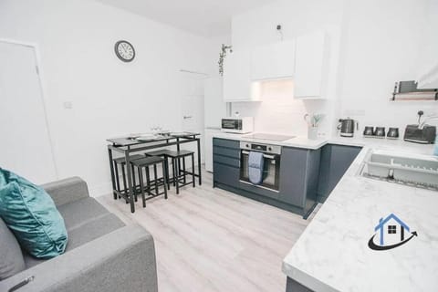 Kitchen or kitchenette, Seating area, dishwasher, minibar, toaster