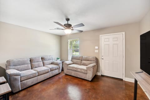 Lovely Lake Charles Duplex in Central Location! Apartamento in Lake Charles