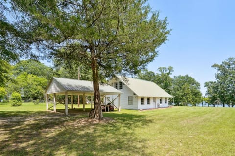 Private Lakefront Escape Covered Patio, Fire Pit! Haus in Toledo Bend Reservoir