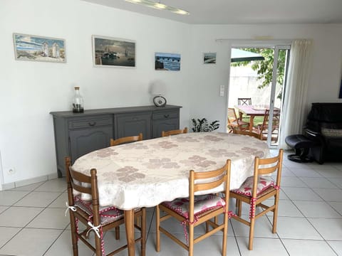 Maison spacieuse proche plage avec jardin et terrasse – 3 chambres, 6 couchages, calme assuré - FR-1-224-805 House in Saint-Gilles-Croix-de-Vie