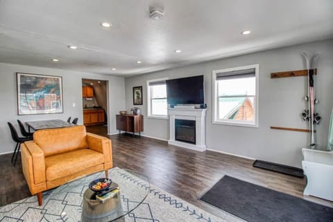 Leadville Dairy Flat - 2 Bed with Office and HOT TUB Casa in Leadville