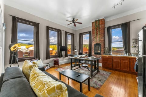 Beautiful Mountain Views in Iconic Building House in Leadville