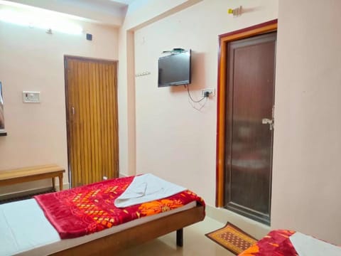 STAYMAKER Hotel Shivlok - 2 min walk from Baba Dham Hotel in West Bengal