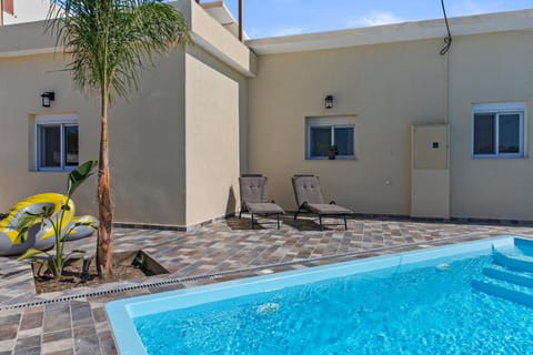 Property building, Pool view, Swimming pool, Swimming pool, sunbed