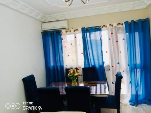 Appartement meublé deux chambres et climatisé en bordure de route Condo in Yaoundé