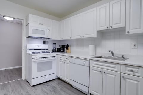 Beautiful 2 BR Apt At Crystal City With Gym Condo in Crystal City