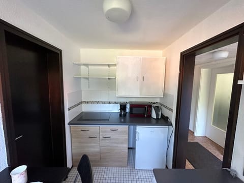 Kitchen or kitchenette, minibar, stove