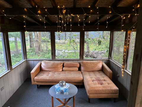 Ambiance - KING BED Cabin Loft & Fireplace Chalet in Coolbaugh Township