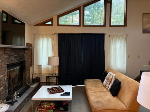Ambiance - KING BED Cabin Loft & Fireplace Chalet in Coolbaugh Township