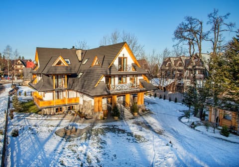 Property building, Facade/entrance, Neighbourhood, Natural landscape, Winter