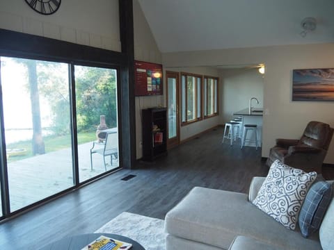 A Short's Walk - Lakefront W Spa & Kayaks! Haus in Elk Rapids