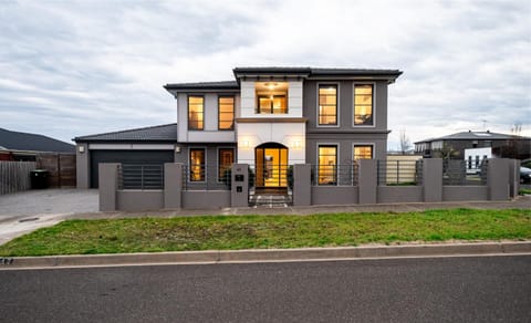 Stylish House in Geelong for Large Family or Group House in Geelong