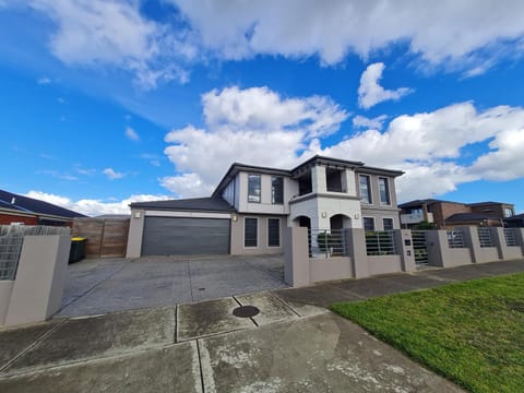 Stylish House in Geelong for Large Family or Group House in Geelong