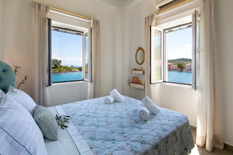 Nearby landmark, Bed, Balcony/Terrace, Photo of the whole room, Bedroom, Sea view