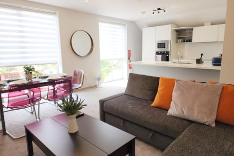 Kitchen or kitchenette, Living room, Seating area, Dining area, minibar, pet friendly