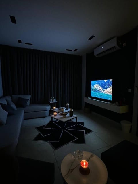 Communal lounge/ TV room, TV and multimedia, Living room, Seating area, Evening entertainment