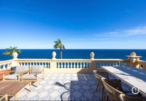 Waterfront Penthouse in Cap dAil only few steps from Monaco Apartamento in Cap-d'Ail