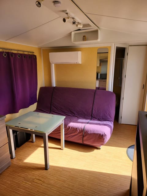 Mobil-home 6 personnes climatisé dans camping avec piscine Campground/ 
RV Resort in Roquebrune-sur-Argens