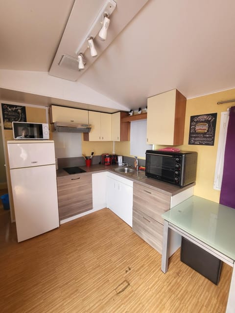 Kitchen or kitchenette, minibar, pet friendly, stove