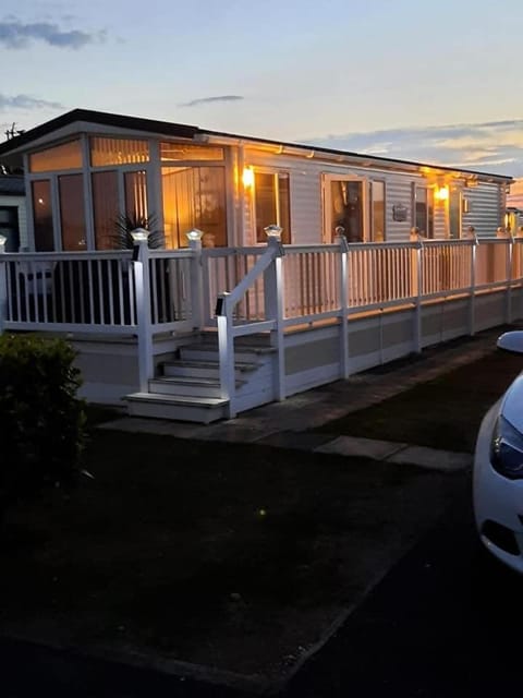 Property building, View (from property/room), Balcony/Terrace, Parking