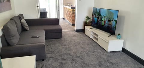 Communal lounge/ TV room, TV and multimedia, Living room, Seating area, Evening entertainment