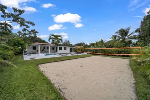 Luxury Casa Bianca Pool Volleyball Firepit Chess Villa in North Miami