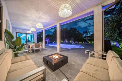 Luxury Casa Bianca Pool Volleyball Firepit Chess Villa in North Miami