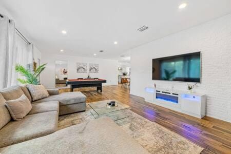 Luxury Retreat Heated Pool, Giant Chess 10 Minutes to Beach House in North Miami