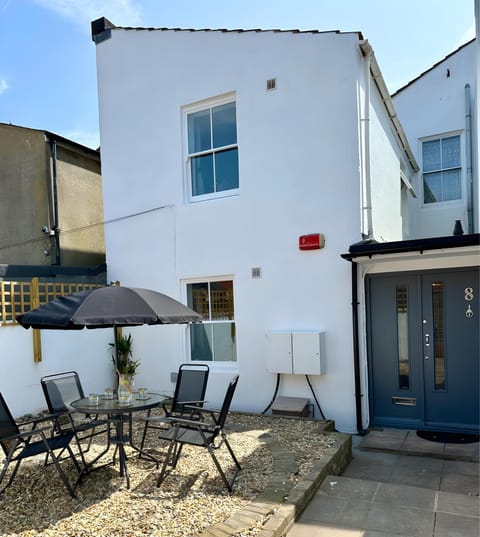 Amo Mews House - Central, Private Patio & Free Parking Haus in Worthing