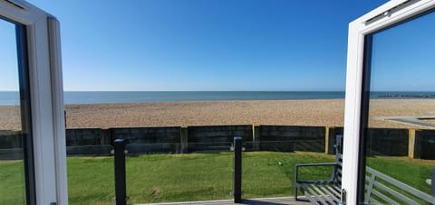 Sunset Lodge, On The Beach, Panoramic Views, Pure Luxury House in Selsey